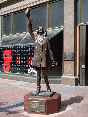 Mary Tyler Moore Statue (Outside IDS Center)
